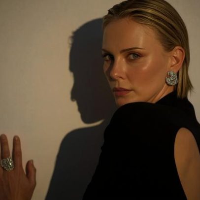 Charlize Theron revela que mãe matou o pai para salvar a família