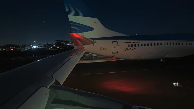 Winglet da LATAM atinge profundor direito de Boeing da Aerolíneas Argentinas