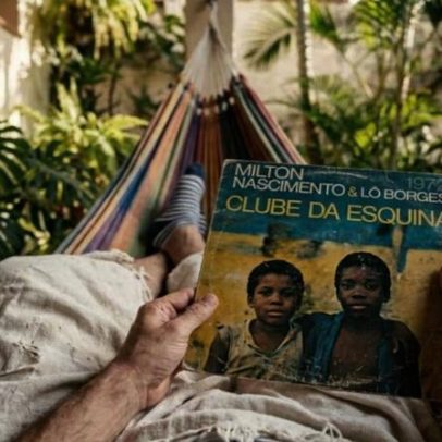 Ouvir músicas antigas repetidas é busca por conforto emocional, dizem psicólogos