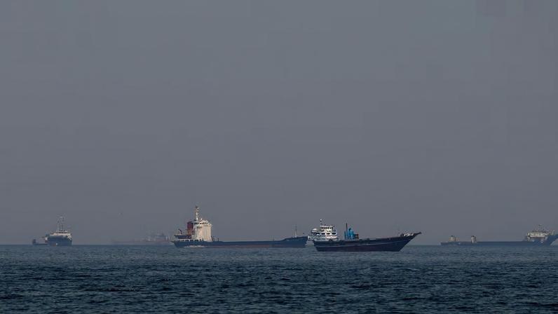 Navios e barcos no Estreito de Ormuz, na costa de Musandam, Omã