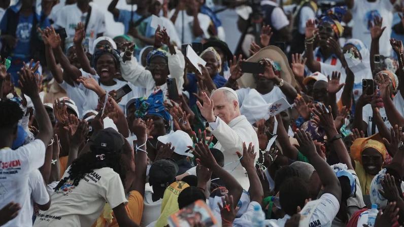 Papa Leão XIV durante viagem à África.