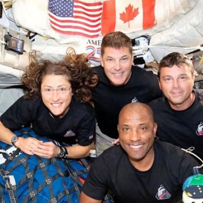 Astronautas da Artemis II retornam com sucesso à Terra
