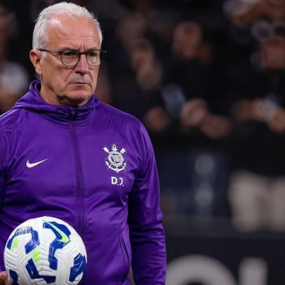 Torcedores do Corinthians protestam no CT cobrando jogadores pela má fase
