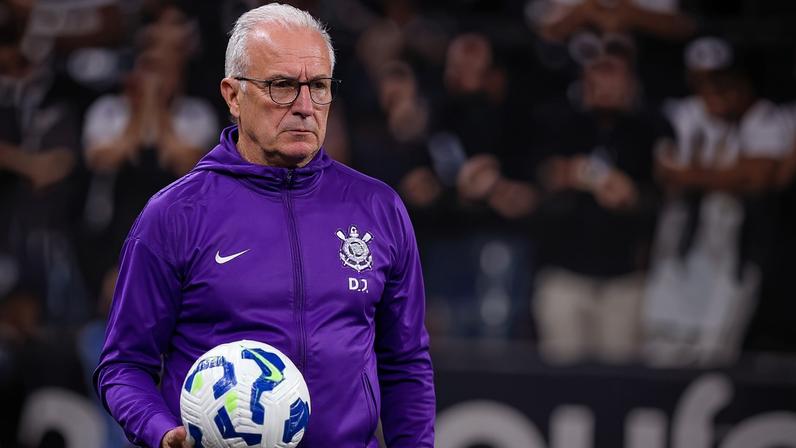 Torcedores do Corinthians protestam no CT cobrando jogadores pela má fase