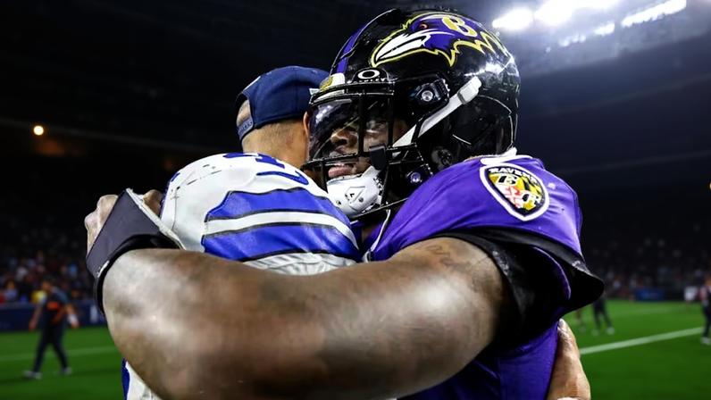 Dak Prescott (à esq.) abraça Lamar Jackson (à dir.) em último confronto entre Cowboys e Ravens em uma partida válida pela temporada regular da NFL