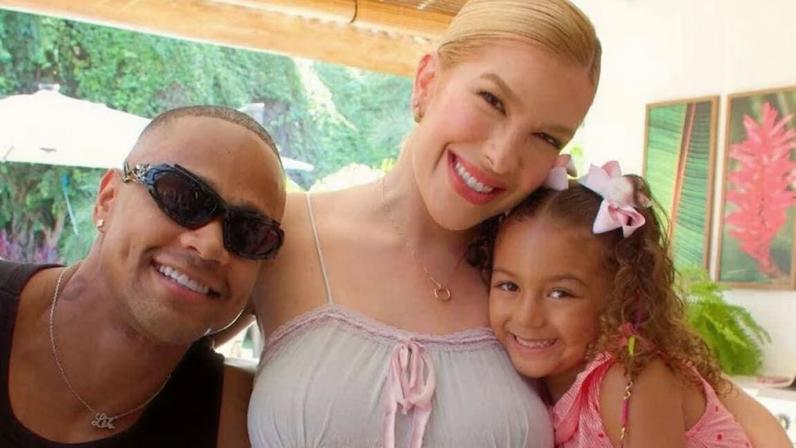 Léo Santana e Lore mostram a mala de maternidade do caçula