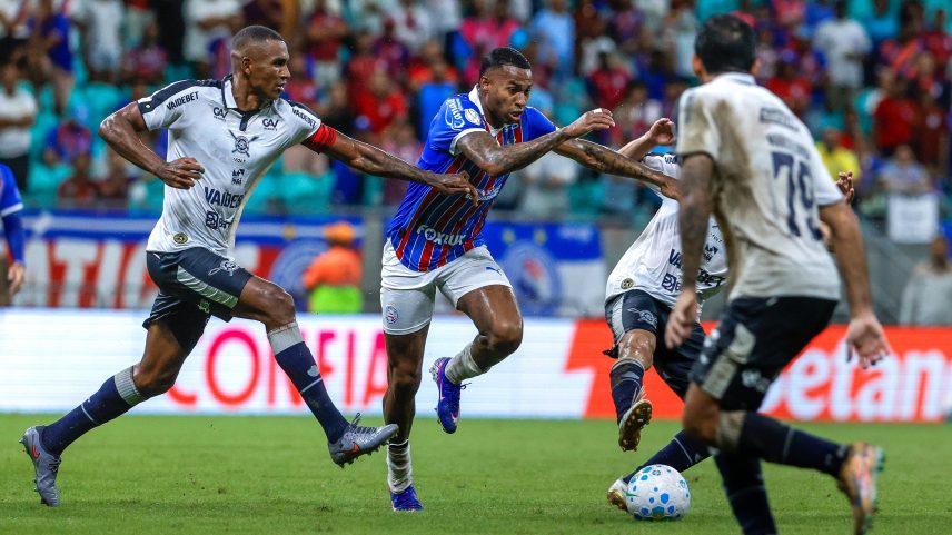 Jogadores de Bahia e Remo disputam a bola