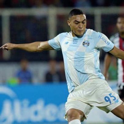 Carlos Vinícius erra três pênaltis e Grêmio empata com Palestino