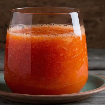 Três motivos para tomar suco de mamão e como prepará-lo