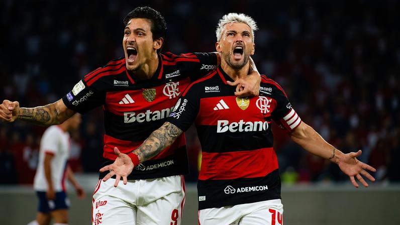 Flamengo vence Bahia e segue na cola do Palmeiras