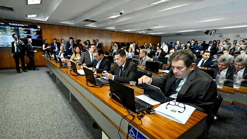 Senadores da CCJ aprovaram fim de aposentadoria compulsória; PEC vai ao plenário