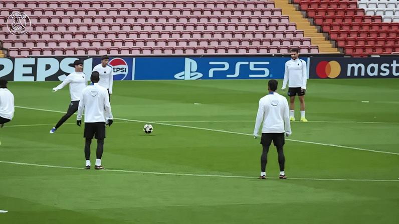 João Neves e Dro participam de rondo em Anfield