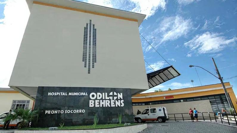 Fachada do Hospital Metropolitano Odilon Behrens com sinalização de pronto-socorro em Belo Horizonte.