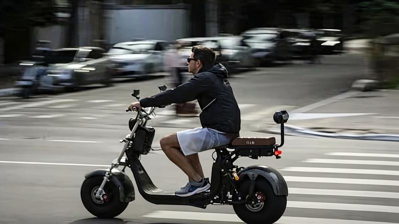 Moto elétrica em circulação por ruas brasileiras