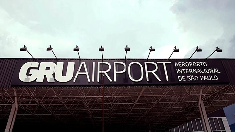 Fachada do Terminal 1 do aeroporto internacional de Guarulhos.