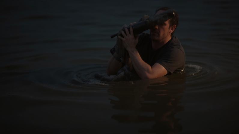 Mulher confunde jacaré com tronco e leva susto impressionante em lagoa no México (Imagem: Reprodução/ X)