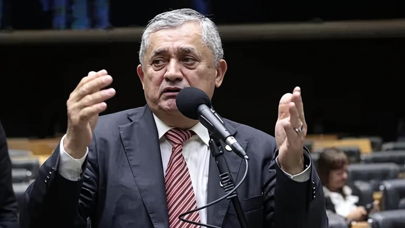 O líder do governo na Câmara, José Guimarães (PT-CE), no plenário