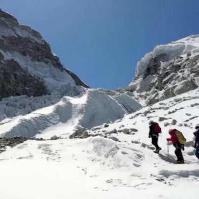 Rota de escalada do Everest é reaberta após semanas de interdição
