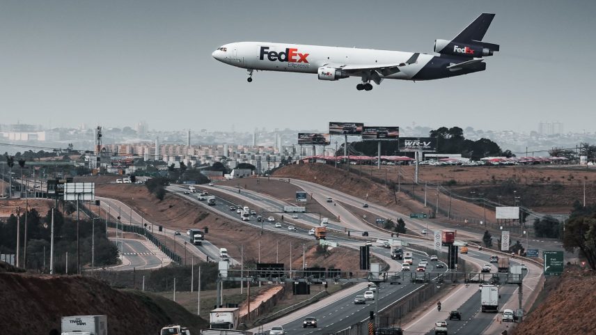 Voo de transporte de carga se aproximando em Campinas