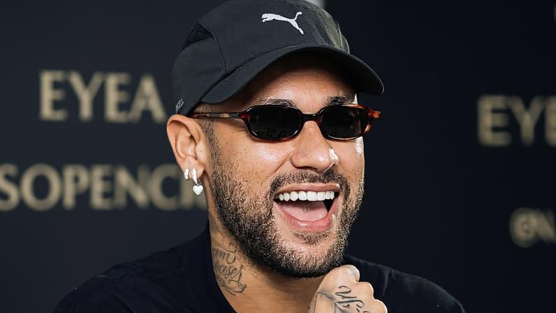 Filha de Neymar acompanha a mãe em exposição de arte