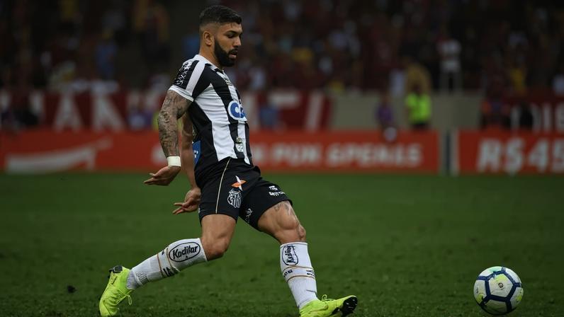 Gabigol comemora após abrir o placar de pênalti; o atacante santista entrou para a história ao marcar o gol de número 12.500 do Peixe em goleada relâmpago na Vila. (Foto: Ivan Storti/Santos FC)