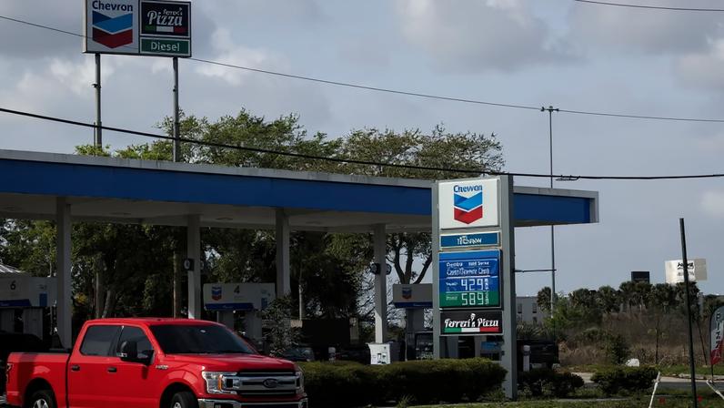 Preços de gasolina exibidos em um posto de combustíveis em Titusville, Flórida - 31/03/2026 (Foto: REUTERS/Marco Bello)