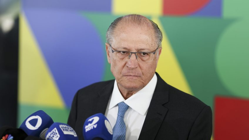 O presidente interino e ministro da Indústria, Geraldo Alckmin, disse nesta 6ª feira (21.nov.2025) em entrevista coletiva no Palácio do Planalto, que 22% da pauta exportadora brasileira ainda estão sujeitos a tarifas adicionais nos Estados Unidos. Segundo ele, as negociações seguem abertas para tentar eliminar a cobrança sobre itens como pescados, mel, uva e produtos industrializados. O presidente dos Estados Unidos, Donald Trump (Partido Republicano), retirou a taxa adicional de 40% sobre 238 produtos agrícolas brasileiros exportados para o mercado norte-americano, segundo Alckmin. “O índice de produtos afetados pelo tarifaço caiu de 36% para os atuais 22%”.
