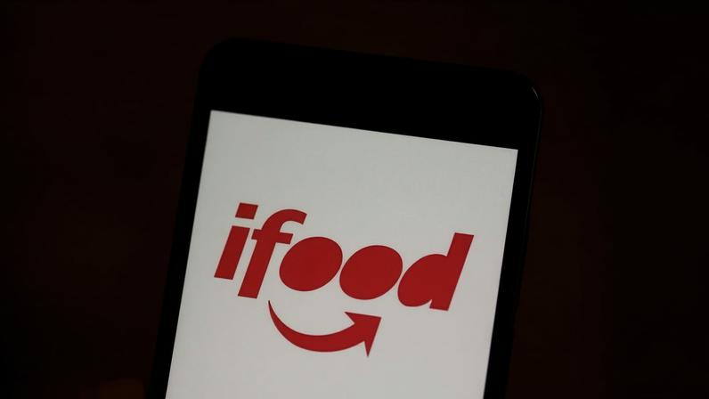 Logo do iFood em celular