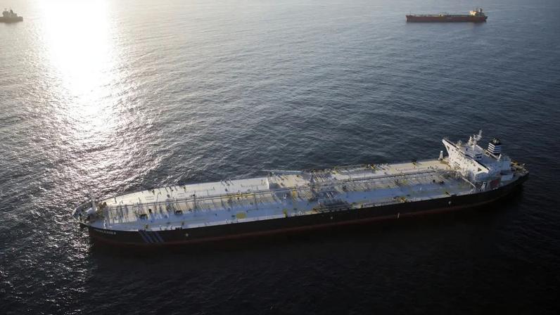 Navios-tanque de petróleo são vistos ancorados no Oceano Pacífico, em Long Beach, na Califórnia, Estados Unidos