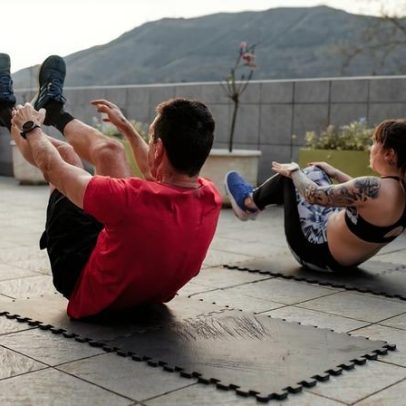 Quatro exercícios completos para treinar em casa sem academia