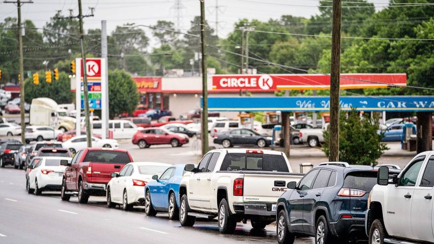 Fila para abastecer nos Estados Unidos: gasolina atinge maior valor em quatro anos