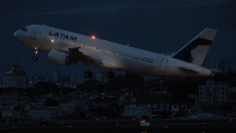 Avião da Latam decola no aeroporto de Guarulhos, em São Paulo. 09/08/2021