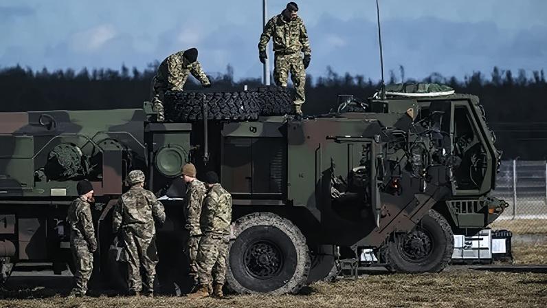 Equipamentos militares e soldados do exército dos EUA em base temporária em Mielec, Polônia, em 12 de fevereiro de 2022