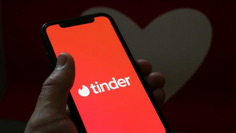 Tinder: app de namoro adota tecnologia banida do Brasil para verificação de perfis (Jakub Porzycki/Getty Images)