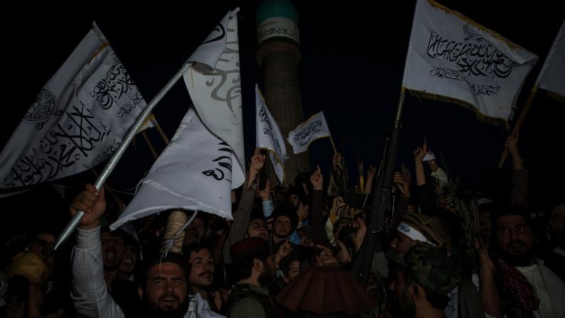 Imagem colorida mostra apoiadores do Talibã no Afeganistão - Metrópoles