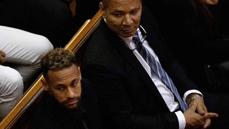 Neymar Jr. e Neymar pai no julgamento na Audiência de Barcelona em 2022