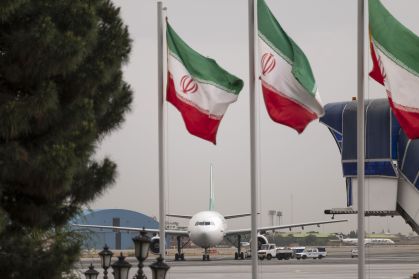 Um avião da companhia aérea iraniana Mahan Air é fotografada no Aeroporto Internacional Mehrabad, em Teerã