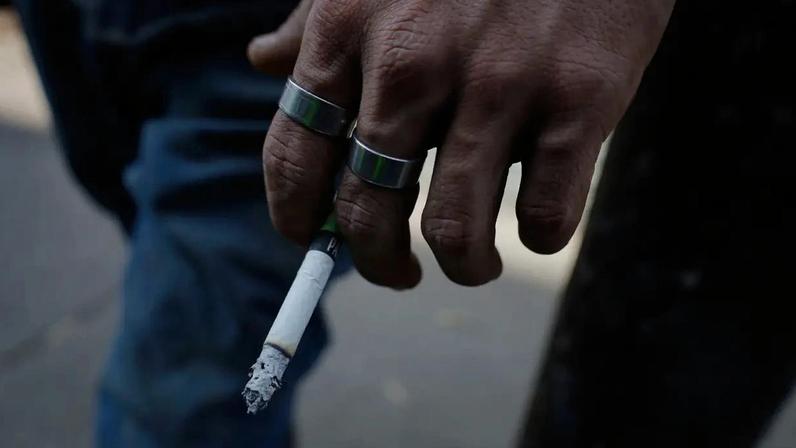No Brasil, cigarros comuns são proibidos para menores de 18 anos desde 1990