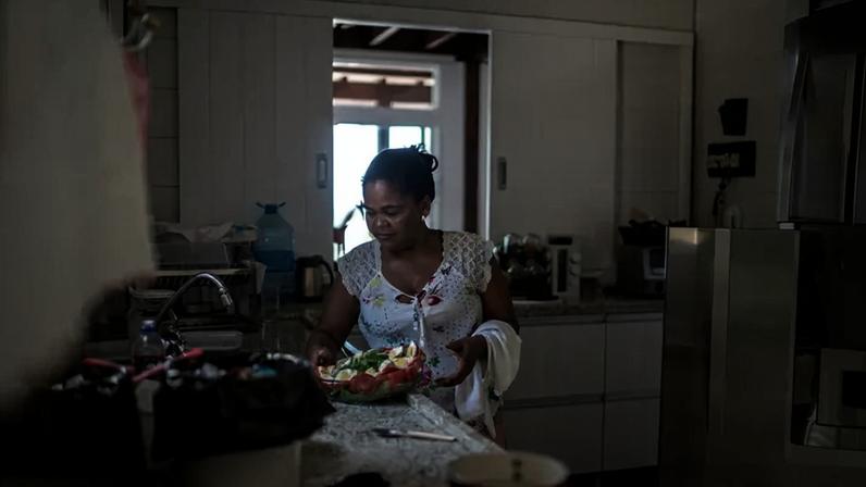 Falta de dinheiro é pior entre as mulheres e as famílias de baixa renda (FG Trade/Getty Images)