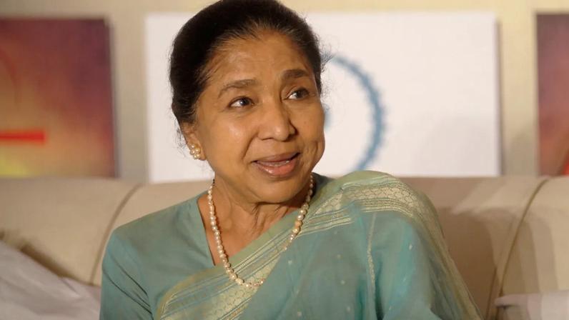 Asha Bhosle, lendária cantora de Bollywood, morre aos 92 anos