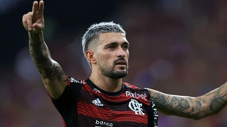 Giorgian de Arrascaeta, do Flamengo, comemorando após marcar gol contra o Atlético-MG, em partida pelas oitavas da Copa do Brasil, em 13 de julho de 2022.