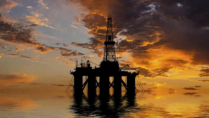 Com o barril acima de US$ 100, disparada do petróleo amplia custos globais em meio à guerra (Getty Images/Getty Images)