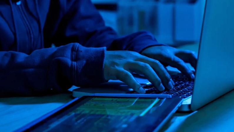 Mensagens exibidas nos canais oficiais indicavam ‘instabilidade técnica temporária’ e informavam que equipes trabalhavam para restabelecer a operação.