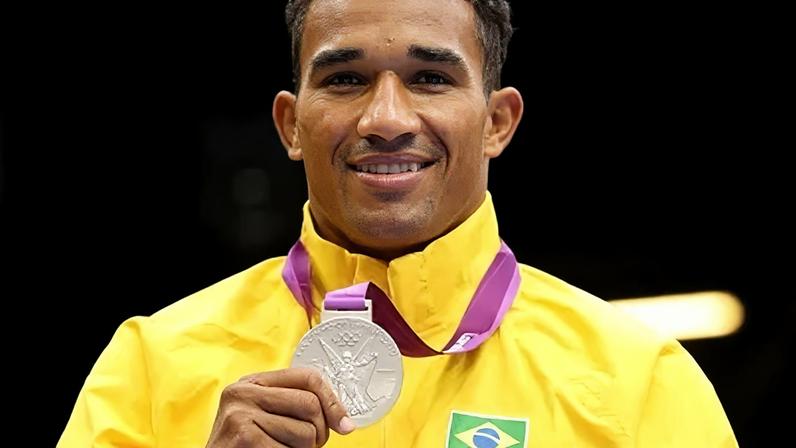Esquiva Falcão com a medalha de prata conquistada nos Jogos Olímpicos de Londres 2012