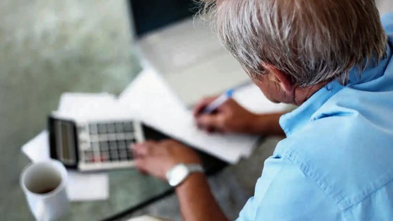 A expectativa de vida do brasileiro cresce de forma consistente, mas a capacidade de poupança e preparação financeira segue em direção oposta. Vive-se mais, mas planeja-se menos. (Goodboy Picture Company/Getty Images)