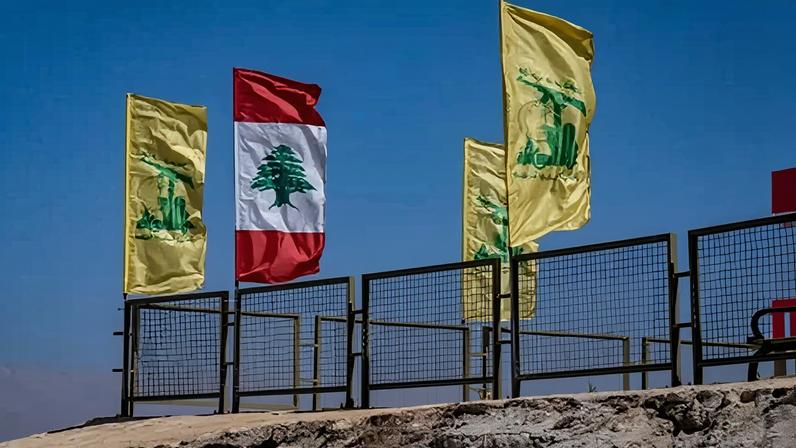 Bandeiras do Líbano e do Hezbollah, milícia xiita do Líbano apoiada pelo Irã, balançam ao vento no Museu Turístico de Baalbek