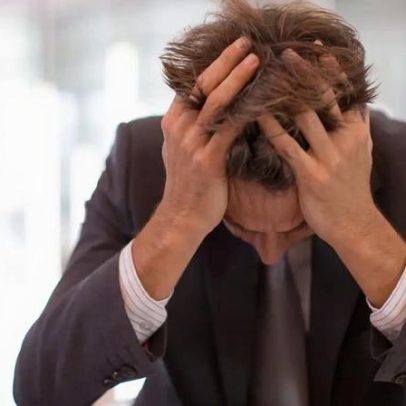 Vícios de linguagem que sabotam a comunicação, incluindo 'subir para cima'