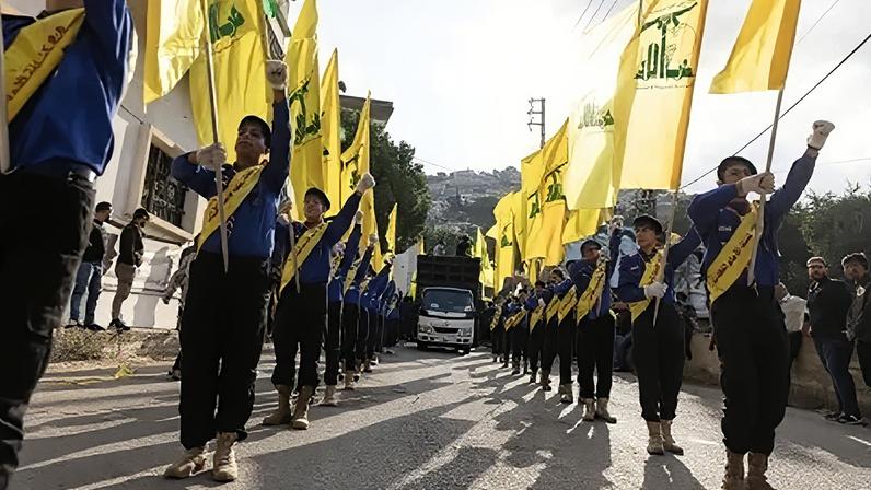Escoteiros carregando bandeiras do Hezbollah no Líbano