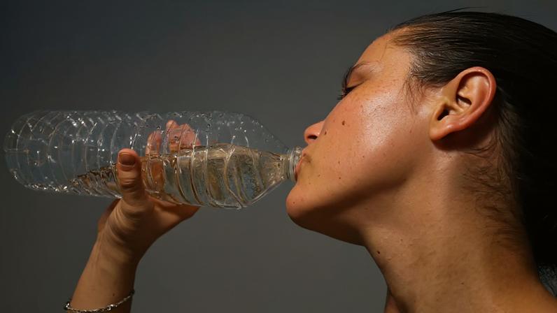HIDRATAÇÃO - Fator protetor: não importa o clima, beber água é uma das medidas que resguardam a integridade do órgão (Guido Mieth/Getty Images)