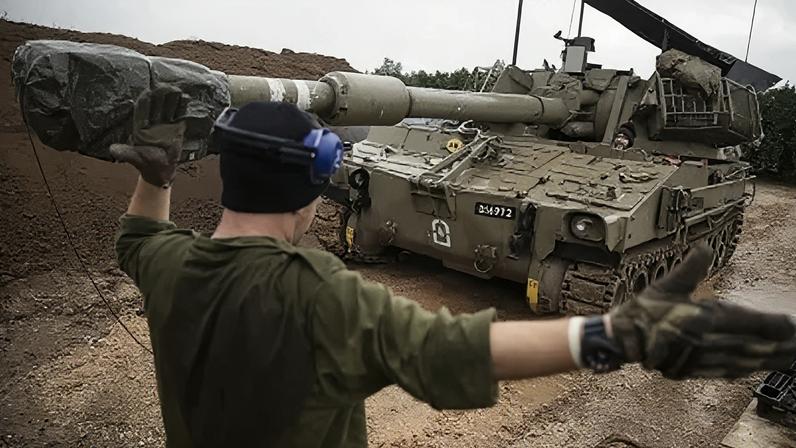 Soldado israelense comanda unidade de artilharia perto da fronteira com o Líbano no norte de Israel